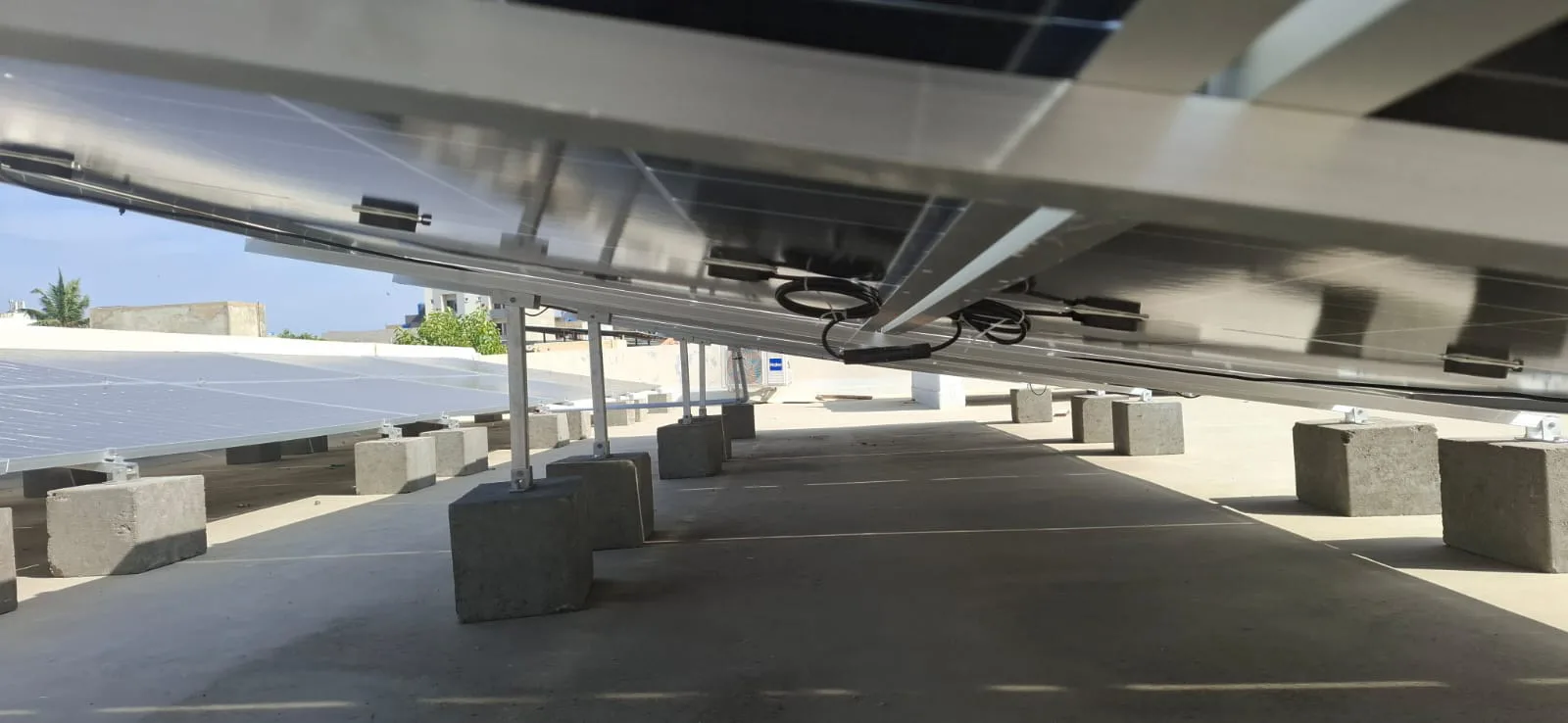 Lmaxx Base installed on flat roof